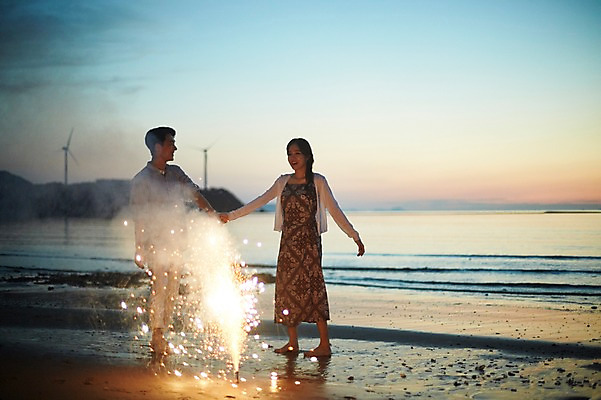 포토 JPG 전신 커플 여자 남자 물결 파도 불꽃놀이 서기 미소 사람 20대 해변 야외 두명 앞모습 옆모습 여름 손잡기 일몰 로맨틱 한국인 조약돌 풍력에너지 야간 즐거움 성인만 영흥도 국내포토 자연요소 계절 감정 바다 뷰포인트 섬 컨셉 관계 모션 놀이 표정 동양인 청년 노을 돌_바위 그린에너지 인천 파일형식