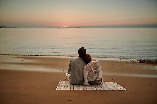 포토 JPG 주간 커플 응시 여자 남자 사람 앉기 상반신 20대 해변 야외 두명 뒷모습 여름 기댐 일몰 로맨틱 한국인 즐거움 돗자리 성인만 영흥도 국내포토 자연요소 시선 계절 감정 바다 뷰포인트 섬 컨셉 관계 모션 동양인 청년 노을 인천 파일형식