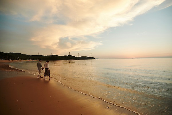 포토 JPG 주간 전신 구름 커플 여자 남자 파도 하늘 사람 20대 해변 야외 두명 뒷모습 여름 모래사장 걷기 손잡기 일몰 한국인 풍력에너지 즐거움 성인만 영흥도 국내포토 자연요소 계절 감정 바다 뷰포인트 섬 관계 모션 동양인 청년 노을 그린에너지 인천 파일형식