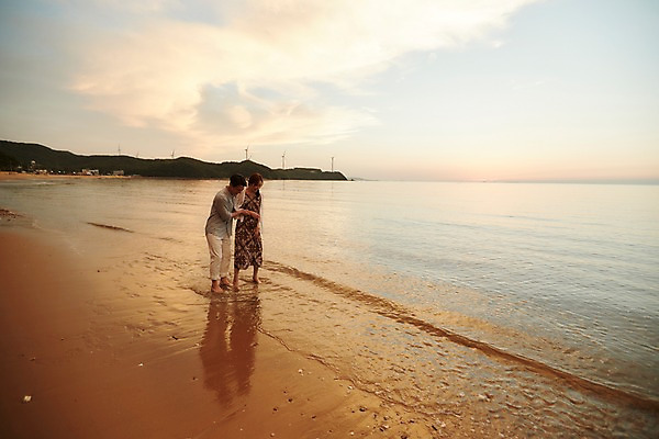 포토 JPG 주간 전신 구름 커플 여자 남자 물결 파도 하늘 사람 20대 해변 야외 두명 옆모습 여름 일몰 로맨틱 한국인 잡기 풍력에너지 즐거움 발담그기 성인만 영흥도 국내포토 자연요소 계절 감정 바다 뷰포인트 섬 컨셉 관계 모션 동양인 청년 노을 그린에너지 인천 파일형식