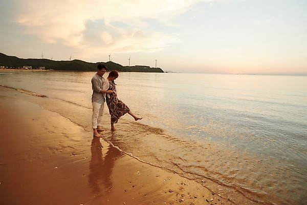 포토 JPG 주간 전신 커플 여자 남자 물결 파도 사람 20대 해변 야외 두명 옆모습 여름 일몰 로맨틱 한국인 잡기 풍력에너지 즐거움 발담그기 성인만 영흥도 국내포토 자연요소 계절 감정 바다 뷰포인트 섬 컨셉 관계 모션 동양인 청년 노을 그린에너지 인천 파일형식