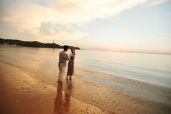 포토 JPG 주간 전신 구름 커플 여자 남자 파도 하늘 사람 20대 해변 야외 두명 옆모습 뒷모습 여름 모래사장 손잡기 일몰 로맨틱 한국인 풍력에너지 즐거움 발담그기 성인만 영흥도 국내포토 자연요소 계절 감정 바다 뷰포인트 섬 컨셉 관계 모션 동양인 청년 노을 그린에너지 인천 파일형식