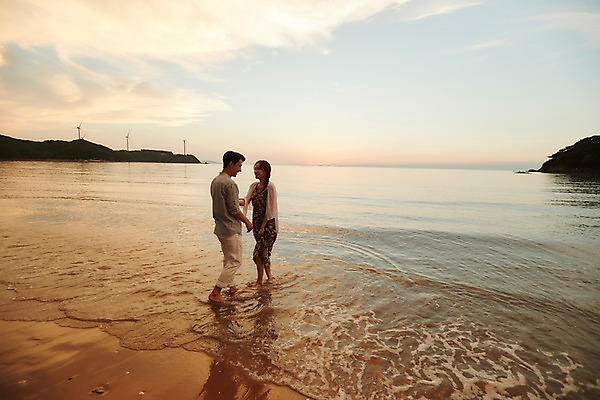 포토 JPG 주간 전신 구름 커플 여자 남자 물결 하늘 서기 미소 사람 20대 해변 야외 두명 옆모습 여름 일몰 한국인 잡기 풍력에너지 즐거움 발담그기 성인만 영흥도 국내포토 자연요소 계절 감정 바다 뷰포인트 섬 관계 모션 표정 동양인 청년 노을 그린에너지 인천 파일형식