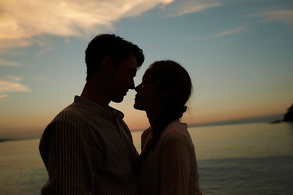 포토 JPG 커플 여자 남자 실루엣 바다 사랑 사람 상반신 20대 해변 야외 두명 옆모습 여름 마주보기 일몰 한국인 야간 즐거움 성인만 영흥도 국내포토 자연요소 계절 감정 뷰포인트 섬 관계 모션 촬영기법 동양인 청년 노을 인천 파일형식