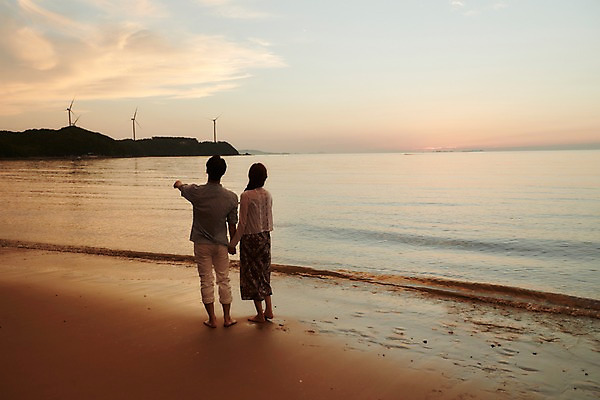 포토 JPG 주간 전신 구름 커플 여자 남자 파도 맨발 하늘 서기 사람 20대 해변 야외 두명 뒷모습 여름 손잡기 일몰 한국인 가리킴 풍력에너지 즐거움 성인만 영흥도 국내포토 자연요소 계절 감정 바다 뷰포인트 섬 관계 모션 발 동양인 손짓 청년 노을 그린에너지 인천 파일형식