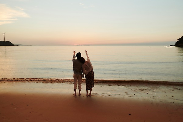 포토 JPG 주간 전신 커플 여자 남자 물결 파도 맨발 하늘 서기 사람 20대 해변 야외 두명 뒷모습 여름 손잡기 기댐 일몰 한국인 올려보기 가리킴 풍력에너지 즐거움 성인만 영흥도 국내포토 자연요소 계절 감정 바다 뷰포인트 섬 관계 모션 발 동양인 손짓 청년 노을 그린에너지 인천 파일형식