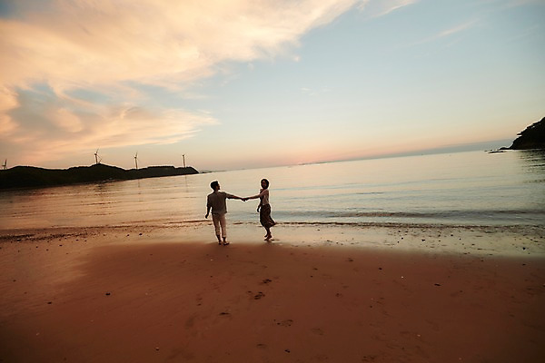 포토 JPG 주간 전신 구름 커플 여자 남자 물결 맨발 하늘 사람 20대 해변 야외 두명 옆모습 뒷모습 여름 걷기 손잡기 일몰 로맨틱 한국인 풍력에너지 발자국 즐거움 성인만 영흥도 어싱 국내포토 자연요소 계절 감정 바다 뷰포인트 섬 컨셉 관계 자국 모션 발 동양인 청년 노을 그린에너지 인천 파일형식