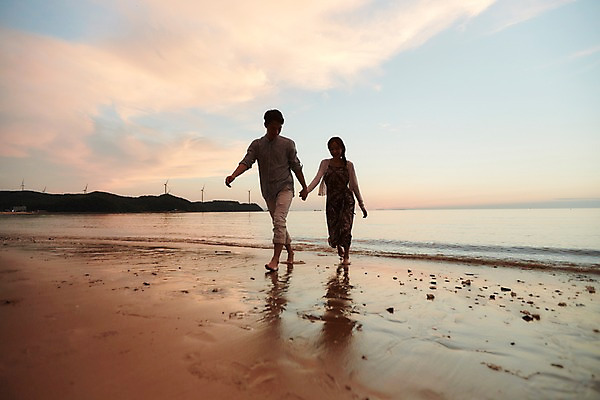 포토 JPG 주간 전신 구름 커플 여자 남자 물결 맨발 하늘 사람 20대 해변 야외 두명 앞모습 여름 모래사장 걷기 손잡기 일몰 한국인 조약돌 즐거움 성인만 영흥도 어싱 국내포토 자연요소 계절 감정 바다 뷰포인트 섬 관계 모션 발 동양인 청년 노을 돌_바위 인천 파일형식