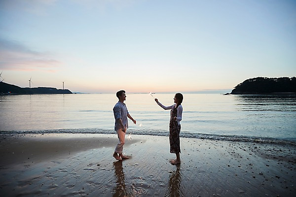포토 JPG 주간 전신 구름 커플 여자 남자 파도 맨발 하늘 불꽃놀이 서기 미소 사람 20대 해변 야외 두명 옆모습 여름 모래사장 일몰 한국인 풍력에너지 즐거움 성인만 영흥도 국내포토 자연요소 계절 감정 바다 뷰포인트 섬 관계 모션 발 놀이 표정 동양인 청년 노을 그린에너지 인천 파일형식