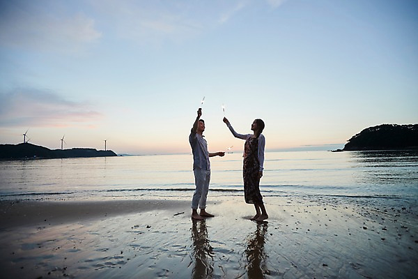포토 JPG 주간 전신 구름 커플 여자 남자 맨발 하늘 불꽃놀이 서기 사람 20대 해변 야외 두명 옆모습 여름 일몰 한국인 올려보기 풍력에너지 즐거움 성인만 영흥도 국내포토 자연요소 계절 감정 바다 뷰포인트 섬 관계 모션 발 놀이 동양인 청년 노을 그린에너지 인천 파일형식