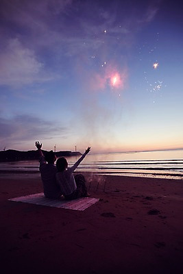 포토 JPG 전신 커플 여자 남자 물결 바다 하늘 불꽃놀이 사람 앉기 20대 해변 야외 두명 뒷모습 여름 손들기 로맨틱 한국인 야간 즐거움 돗자리 성인만 영흥도 국내포토 자연요소 계절 감정 뷰포인트 섬 컨셉 관계 모션 놀이 동양인 청년 인천 파일형식