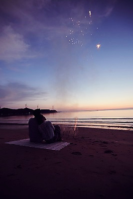 포토 JPG 전신 구름 커플 응시 여자 남자 하늘 불꽃놀이 사람 앉기 20대 해변 야외 두명 옆모습 여름 모래사장 기댐 로맨틱 한국인 풍력에너지 야간 즐거움 돗자리 성인만 영흥도 국내포토 자연요소 시선 계절 감정 바다 뷰포인트 섬 컨셉 관계 모션 놀이 동양인 청년 그린에너지 인천 파일형식