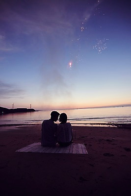 포토 JPG 커플 여자 남자 불꽃놀이 사람 앉기 상반신 20대 해변 야외 두명 옆모습 여름 모래사장 마주보기 노을 로맨틱 한국인 풍력에너지 야간 즐거움 돗자리 성인만 영흥도 국내포토 자연요소 계절 감정 바다 뷰포인트 섬 컨셉 관계 모션 놀이 동양인 청년 그린에너지 인천 파일형식