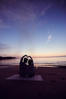 포토 JPG 커플 여자 남자 불꽃놀이 사람 앉기 상반신 20대 해변 야외 두명 옆모습 여름 모래사장 로맨틱 한국인 풍력에너지 연기 야간 즐거움 돗자리 손하트 성인만 영흥도 국내포토 자연요소 계절 감정 바다 뷰포인트 섬 컨셉 관계 모션 놀이 동양인 손짓 청년 그린에너지 인천 파일형식