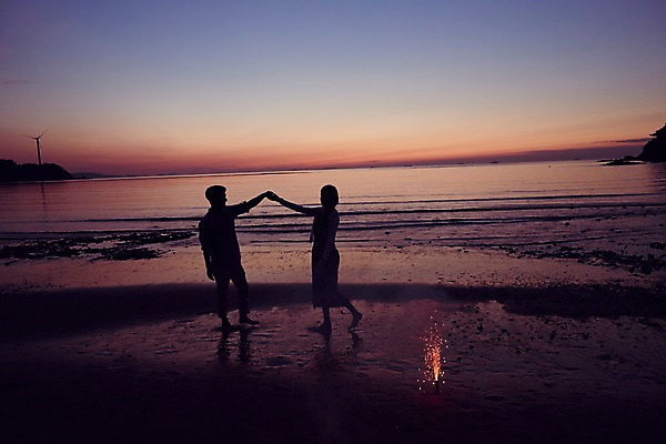 포토 JPG 전신 커플 여자 남자 실루엣 물결 불꽃놀이 서기 사람 20대 해변 야외 두명 옆모습 여름 모래사장 손잡기 일몰 로맨틱 한국인 춤 풍력에너지 야간 즐거움 성인만 영흥도 국내포토 자연요소 계절 감정 바다 뷰포인트 섬 컨셉 관계 모션 놀이 문화예술 촬영기법 동양인 청년 노을 그린에너지 인천 파일형식