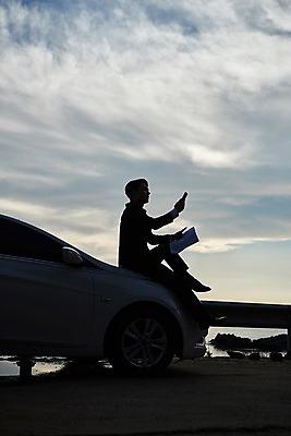 포토 JPG 전신 구름 남자 실루엣 바다 자동차 하늘 한명 사람 앉기 20대 야외 옆모습 스마트폰 한국인 야간 셀프카메라 가드레일 해변도로 성인남자한명만 영흥도 소확행 국내포토 자연요소 1 도로 육상교통 뷰포인트 섬 모션 촬영기법 동양인 청년 핸드폰 스마트기기 사진촬영 신조어 인천 남자한명만 성인남자만 파일형식