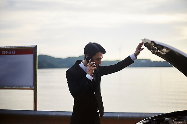 포토 JPG 주간 남자 바다 자동차 하늘 알림판 한명 서기 사람 정장 상반신 20대 야외 옆모습 스마트폰 한국인 비즈니스맨 고장 통화 자동차사고 가드레일 신고 자동차정비 해변도로 성인남자한명만 영흥도 국내포토 자연요소 1 옷 도로 육상교통 뷰포인트 섬 비즈니스 모션 동양인 청년 핸드폰 스마트기기 직장인 수리 교통사고 인천 남자한명만 성인남자만 파일형식