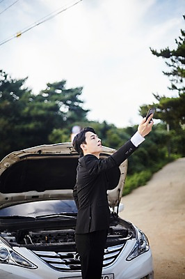 포토 JPG 주간 남자 자동차 한명 서기 사람 정장 상반신 20대 야외 옆모습 아웃포커스 스마트폰 한국인 소나무 비즈니스맨 숲 고장 전봇대 자동차사고 자동차정비 흙길 성인남자한명만 영흥도 국내포토 자연요소 나무 1 옷 공공시설 길 육상교통 뷰포인트 섬 비즈니스 모션 촬영기법 동양인 청년 핸드폰 스마트기기 흙 직장인 수리 교통사고 인천 남자한명만 성인남자만 파일형식