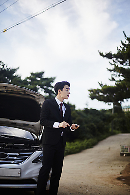 포토 JPG 주간 응시 남자 자동차 한명 서기 사람 정장 상반신 20대 야외 옆모습 아웃포커스 스마트폰 한국인 소나무 비즈니스맨 숲 고장 전봇대 자동차사고 자동차정비 흙길 성인남자한명만 영흥도 국내포토 자연요소 나무 1 시선 옷 공공시설 길 육상교통 뷰포인트 섬 비즈니스 모션 촬영기법 동양인 청년 핸드폰 스마트기기 흙 직장인 수리 교통사고 인천 남자한명만 성인남자만 파일형식