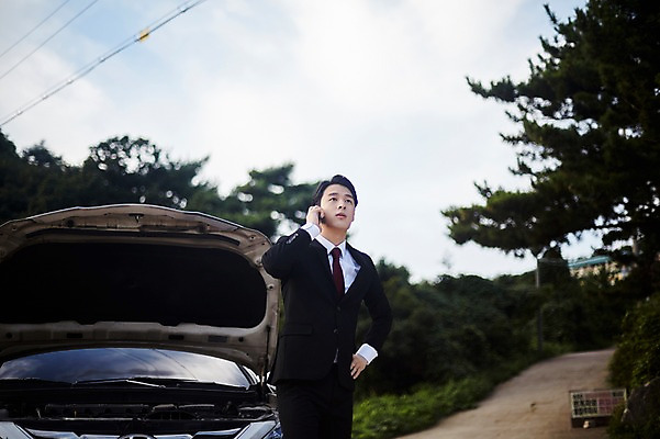 포토 JPG 주간 응시 남자 허리손 자동차 한명 서기 사람 정장 상반신 20대 야외 앞모습 아웃포커스 스마트폰 한국인 올려보기 소나무 비즈니스맨 고장 전봇대 통화 자동차사고 자동차정비 성인남자한명만 영흥도 국내포토 자연요소 나무 1 시선 옷 공공시설 육상교통 뷰포인트 섬 포즈 비즈니스 모션 촬영기법 동양인 청년 핸드폰 스마트기기 직장인 수리 교통사고 인천 남자한명만 성인남자만 파일형식