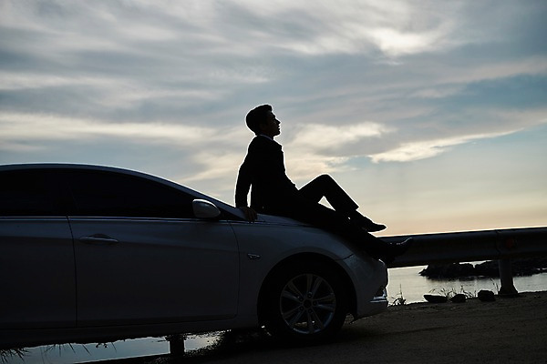 포토 JPG 전신 구름 응시 남자 실루엣 바다 자동차 하늘 한명 사람 앉기 정장 20대 야외 옆모습 한국인 비즈니스맨 야간 가드레일 해변도로 성인남자한명만 영흥도 소확행 국내포토 자연요소 1 시선 옷 도로 육상교통 뷰포인트 섬 비즈니스 모션 촬영기법 동양인 청년 직장인 신조어 인천 남자한명만 성인남자만 파일형식
