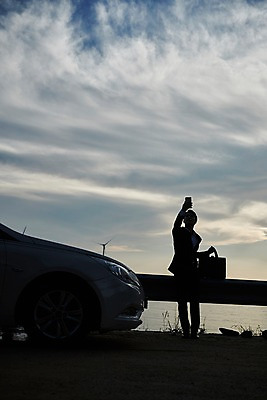 포토 JPG 전신 구름 남자 실루엣 바다 서류가방 자동차 하늘 한명 서기 사람 정장 20대 야외 앞모습 스마트폰 사진촬영 한국인 비즈니스맨 풍력에너지 야간 가드레일 해변도로 성인남자한명만 영흥도 소확행 국내포토 자연요소 1 옷 도로 육상교통 뷰포인트 섬 가방 비즈니스 모션 촬영기법 동양인 청년 핸드폰 스마트기기 촬영 직장인 그린에너지 신조어 인천 남자한명만 성인남자만 파일형식