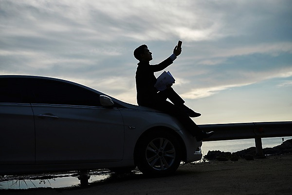 포토 JPG 전신 구름 남자 실루엣 바다 자동차 한명 사람 앉기 20대 야외 옆모습 한국인 야간 셀프카메라 해변도로 성인남자한명만 영흥도 소확행 국내포토 자연요소 1 도로 육상교통 뷰포인트 섬 모션 촬영기법 동양인 청년 사진촬영 신조어 인천 남자한명만 성인남자만 파일형식