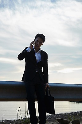 포토 JPG 주간 전신 구름 남자 바다 서류가방 하늘 한명 사람 정장 20대 야외 앞모습 스마트폰 한국인 비즈니스맨 통화 걸터앉기 가드레일 성인남자한명만 영흥도 소확행 국내포토 자연요소 1 옷 뷰포인트 섬 가방 비즈니스 모션 앉기 동양인 청년 핸드폰 스마트기기 직장인 신조어 인천 남자한명만 성인남자만 파일형식
