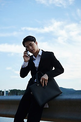 포토 JPG 주간 구름 남자 서류가방 하늘 한명 사람 앉기 정장 상반신 20대 야외 앞모습 아웃포커스 스마트폰 한국인 비즈니스맨 통화 가드레일 해변도로 성인남자한명만 영흥도 소확행 국내포토 자연요소 1 옷 도로 뷰포인트 섬 가방 비즈니스 모션 촬영기법 동양인 청년 핸드폰 스마트기기 직장인 신조어 인천 남자한명만 성인남자만 파일형식