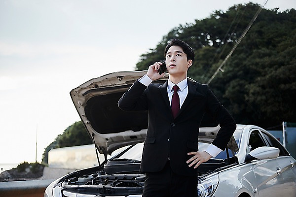 포토 JPG 주간 남자 허리손 자동차 한명 서기 사람 정장 상반신 20대 야외 앞모습 아웃포커스 스마트폰 한국인 비즈니스맨 숲 고장 통화 자동차사고 자동차정비 해변도로 성인남자한명만 영흥도 국내포토 자연요소 1 옷 도로 육상교통 뷰포인트 섬 포즈 비즈니스 모션 촬영기법 동양인 청년 핸드폰 스마트기기 직장인 수리 교통사고 인천 남자한명만 성인남자만 파일형식