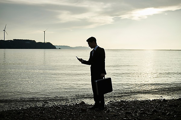 포토 JPG 주간 전신 구름 응시 남자 물결 서류가방 한명 서기 사람 정장 20대 해변 야외 옆모습 빛 스마트폰 일몰 한국인 조약돌 비즈니스맨 풍력에너지 자갈길 성인남자한명만 영흥도 소확행 국내포토 자연요소 1 시선 옷 길 바다 뷰포인트 섬 가방 비즈니스 모션 동양인 청년 핸드폰 스마트기기 노을 돌_바위 직장인 그린에너지 신조어 인천 남자한명만 성인남자만 파일형식