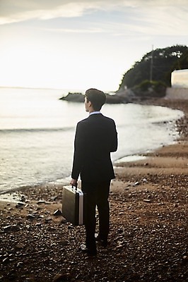 포토 JPG 주간 전신 구름 응시 남자 파도 서류가방 하늘 한명 서기 사람 정장 20대 해변 야외 뒷모습 아웃포커스 한국인 조약돌 비즈니스맨 숲 자갈길 성인남자한명만 영흥도 소확행 국내포토 자연요소 1 시선 옷 길 바다 뷰포인트 섬 가방 비즈니스 모션 촬영기법 동양인 청년 돌_바위 직장인 신조어 인천 남자한명만 성인남자만 파일형식