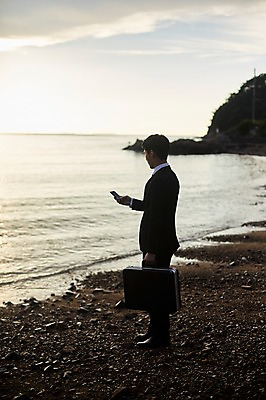 포토 JPG 주간 전신 나무 구름 응시 남자 물결 서류가방 하늘 한명 서기 사람 정장 20대 해변 야외 옆모습 아웃포커스 스마트폰 한국인 조약돌 비즈니스맨 자갈길 성인남자한명만 영흥도 소확행 국내포토 자연요소 식물 1 시선 옷 길 바다 뷰포인트 섬 가방 비즈니스 모션 촬영기법 동양인 청년 핸드폰 스마트기기 돌_바위 직장인 신조어 인천 남자한명만 성인남자만 파일형식