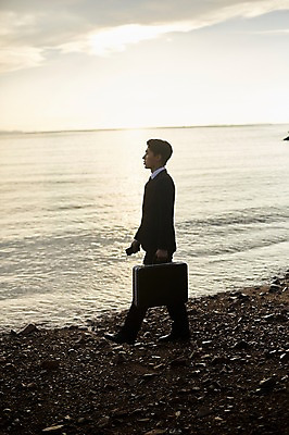 포토 JPG 주간 전신 구름 남자 물결 파도 바다 서류가방 한명 들기 사람 정장 20대 해변 야외 옆모습 스마트폰 걷기 일몰 한국인 조약돌 비즈니스맨 자갈길 성인남자한명만 영흥도 소확행 국내포토 자연요소 1 옷 길 뷰포인트 섬 가방 비즈니스 모션 동양인 청년 핸드폰 스마트기기 노을 돌_바위 직장인 신조어 인천 남자한명만 성인남자만 파일형식