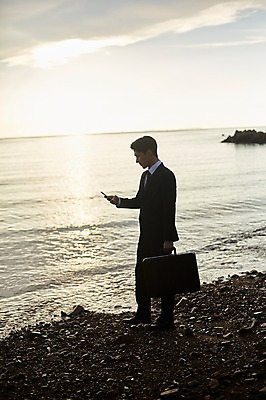 포토 JPG 주간 전신 구름 응시 남자 서류가방 하늘 한명 서기 사람 정장 20대 해변 야외 옆모습 스마트폰 일몰 한국인 조약돌 비즈니스맨 자갈길 성인남자한명만 영흥도 소확행 국내포토 자연요소 1 시선 옷 길 바다 뷰포인트 섬 가방 비즈니스 모션 동양인 청년 핸드폰 스마트기기 노을 돌_바위 직장인 신조어 인천 남자한명만 성인남자만 파일형식