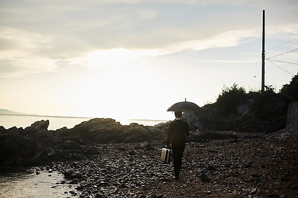 포토 JPG 주간 전신 구름 남자 바다 서류가방 우산 한명 사람 정장 20대 해변 야외 뒷모습 빛 걷기 일몰 한국인 조약돌 비즈니스맨 전봇대 갯바위 자갈길 성인남자한명만 영흥도 소확행 국내포토 자연요소 1 옷 공공시설 길 뷰포인트 섬 가방 비즈니스 모션 동양인 청년 노을 돌_바위 바위_돌 직장인 신조어 인천 남자한명만 성인남자만 파일형식