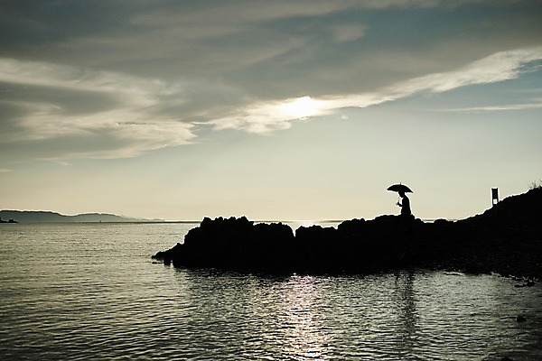 포토 JPG 주간 구름 남자 실루엣 우산 하늘 한명 서기 들기 사람 풍경 상반신 20대 해변 야외 옆모습 빛 반사 노을 한국인 비즈니스맨 수면 갯바위 성인남자한명만 영흥도 소확행 국내포토 자연요소 1 바다 뷰포인트 섬 비즈니스 모션 촬영기법 동양인 청년 물 바위_돌 직장인 신조어 인천 남자한명만 성인남자만 파일형식