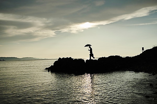 포토 JPG 주간 전신 구름 남자 실루엣 서류가방 우산 한명 들기 사람 20대 해변 야외 옆모습 빛 반사 걷기 노을 한국인 비즈니스맨 수면 갯바위 성인남자한명만 영흥도 소확행 국내포토 자연요소 1 바다 뷰포인트 섬 가방 비즈니스 모션 촬영기법 동양인 청년 물 바위_돌 직장인 신조어 인천 남자한명만 성인남자만 파일형식
