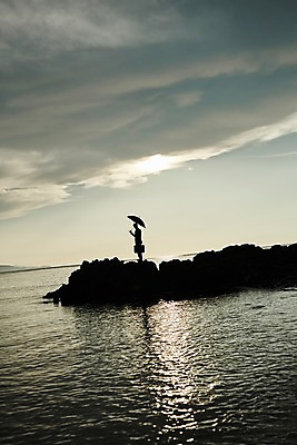 포토 JPG 주간 전신 구름 남자 실루엣 서류가방 우산 한명 서기 사람 풍경 20대 해변 야외 옆모습 빛 반사 노을 한국인 비즈니스맨 갯바위 성인남자한명만 영흥도 소확행 국내포토 자연요소 1 바다 뷰포인트 섬 가방 비즈니스 모션 촬영기법 동양인 청년 바위_돌 직장인 신조어 인천 남자한명만 성인남자만 파일형식