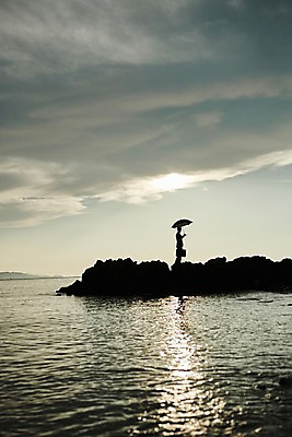 포토 JPG 주간 전신 구름 남자 실루엣 서류가방 우산 하늘 한명 서기 사람 정장 20대 해변 야외 옆모습 빛 노을 한국인 비즈니스맨 갯바위 성인남자한명만 영흥도 소확행 국내포토 자연요소 1 옷 바다 뷰포인트 섬 가방 비즈니스 모션 촬영기법 동양인 청년 바위_돌 직장인 신조어 인천 남자한명만 성인남자만 파일형식