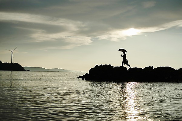 포토 JPG 주간 전신 구름 남자 실루엣 서류가방 우산 한명 사람 정장 20대 해변 야외 옆모습 빛 걷기 한국인 비즈니스맨 풍력에너지 갯바위 성인남자한명만 영흥도 소확행 국내포토 자연요소 1 옷 바다 뷰포인트 섬 가방 비즈니스 모션 촬영기법 동양인 청년 바위_돌 직장인 그린에너지 신조어 인천 남자한명만 성인남자만 파일형식