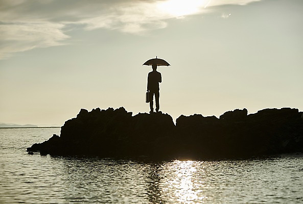 포토 JPG 주간 전신 응시 남자 실루엣 서류가방 우산 한명 서기 사람 정장 20대 해변 야외 뒷모습 한국인 비즈니스맨 갯바위 성인남자한명만 영흥도 소확행 국내포토 자연요소 1 시선 옷 바다 뷰포인트 섬 가방 비즈니스 모션 촬영기법 동양인 청년 바위_돌 직장인 신조어 인천 남자한명만 성인남자만 파일형식