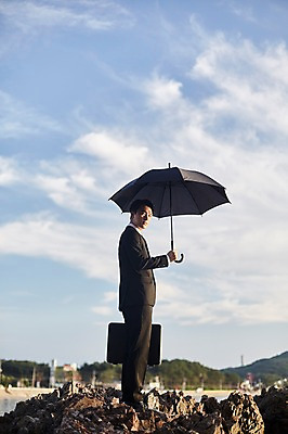 포토 JPG 주간 전신 구름 남자 서류가방 우산 하늘 한명 서기 들기 사람 정장 20대 해변 야외 앞모습 한국인 암석 비즈니스맨 숲 해안도시 갯바위 성인남자한명만 영흥도 소확행 국내포토 자연요소 1 옷 바다 뷰포인트 섬 가방 비즈니스 모션 동양인 청년 돌_바위 바위_돌 도시 직장인 신조어 인천 남자한명만 성인남자만 파일형식