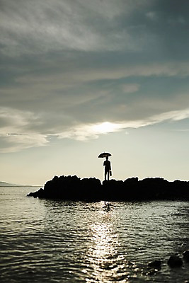 포토 JPG 주간 전신 구름 응시 남자 실루엣 바다 서류가방 우산 하늘 한명 서기 사람 정장 20대 해변 야외 뒷모습 빛 한국인 암석 비즈니스맨 갯바위 성인남자한명만 영흥도 소확행 국내포토 자연요소 1 시선 옷 뷰포인트 섬 가방 비즈니스 모션 촬영기법 동양인 청년 돌_바위 바위_돌 직장인 신조어 인천 남자한명만 성인남자만 파일형식