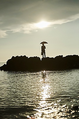 포토 JPG 주간 전신 구름 응시 남자 실루엣 서류가방 우산 한명 서기 들기 사람 20대 해변 야외 뒷모습 빛 태양 반사 한국인 암석 갯바위 성인남자한명만 영흥도 소확행 국내포토 자연요소 1 시선 바다 뷰포인트 섬 가방 모션 촬영기법 동양인 청년 돌_바위 바위_돌 신조어 인천 남자한명만 성인남자만 파일형식