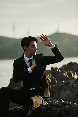 포토 JPG 주간 전신 응시 남자 한명 사람 앉기 정장 20대 해변 야외 앞모습 아웃포커스 손들기 한국인 암석 비즈니스맨 얼굴가리기 갯바위 성인남자한명만 영흥도 소확행 국내포토 자연요소 1 시선 옷 바다 뷰포인트 섬 비즈니스 모션 촬영기법 동양인 청년 돌_바위 바위_돌 가림 직장인 신조어 인천 남자한명만 성인남자만 파일형식