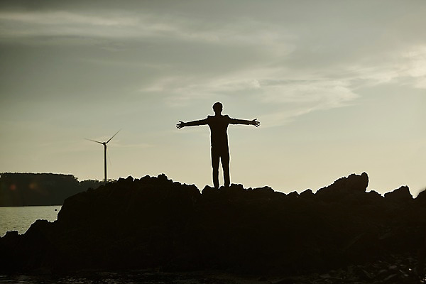 포토 JPG 전신 구름 남자 실루엣 팔벌리기 휴식 한명 서기 사람 20대 해변 야외 뒷모습 한국인 암석 풍력에너지 야간 갯바위 멀리보기 성인남자한명만 영흥도 소확행 국내포토 자연요소 1 바다 뷰포인트 섬 컨셉 모션 촬영기법 동양인 청년 돌_바위 바위_돌 그린에너지 신조어 인천 남자한명만 성인남자만 파일형식