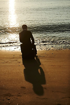 포토 JPG 주간 전신 응시 남자 물결 서류가방 휴식 그림자 한명 사람 앉기 정장 20대 해변 야외 뒷모습 빛 반사 한국인 조약돌 비즈니스맨 힐링 성인남자한명만 영흥도 소확행 국내포토 자연요소 1 시선 옷 바다 뷰포인트 섬 컨셉 가방 비즈니스 모션 동양인 청년 돌_바위 직장인 신조어 인천 남자한명만 성인남자만 파일형식
