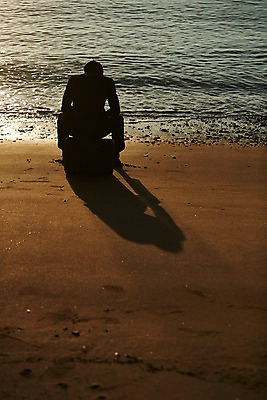 포토 JPG 주간 전신 남자 물결 파도 생각 서류가방 휴식 그림자 한명 사람 앉기 20대 해변 야외 뒷모습 모래사장 한국인 조약돌 고민 힐링 성인남자한명만 영흥도 소확행 국내포토 자연요소 1 감정 바다 뷰포인트 섬 컨셉 가방 모션 동양인 청년 돌_바위 신조어 인천 남자한명만 성인남자만 파일형식