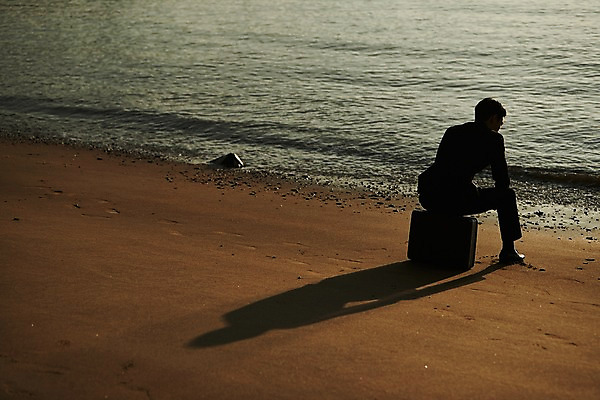 포토 JPG 주간 전신 응시 남자 물결 파도 생각 서류가방 휴식 그림자 한명 사람 앉기 정장 20대 해변 야외 뒷모습 모래사장 한국인 조약돌 비즈니스맨 고민 힐링 성인남자한명만 영흥도 소확행 국내포토 자연요소 1 시선 옷 감정 바다 뷰포인트 섬 컨셉 가방 비즈니스 모션 동양인 청년 돌_바위 직장인 신조어 인천 남자한명만 성인남자만 파일형식